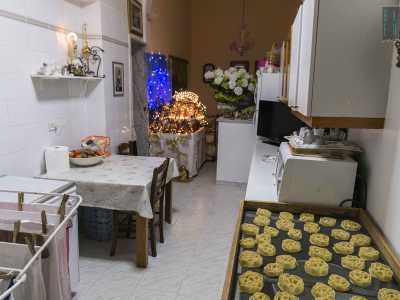 La cucina, stretta e lunga, � rivestita da piastrelle in ceramica cos� pulite che ci si potrebbe specchiare